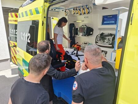 Novo vozilo za reševanje sta predstavila vodja reševalcev Edin Odobašić in zdravnica Anja Šemberger (8)